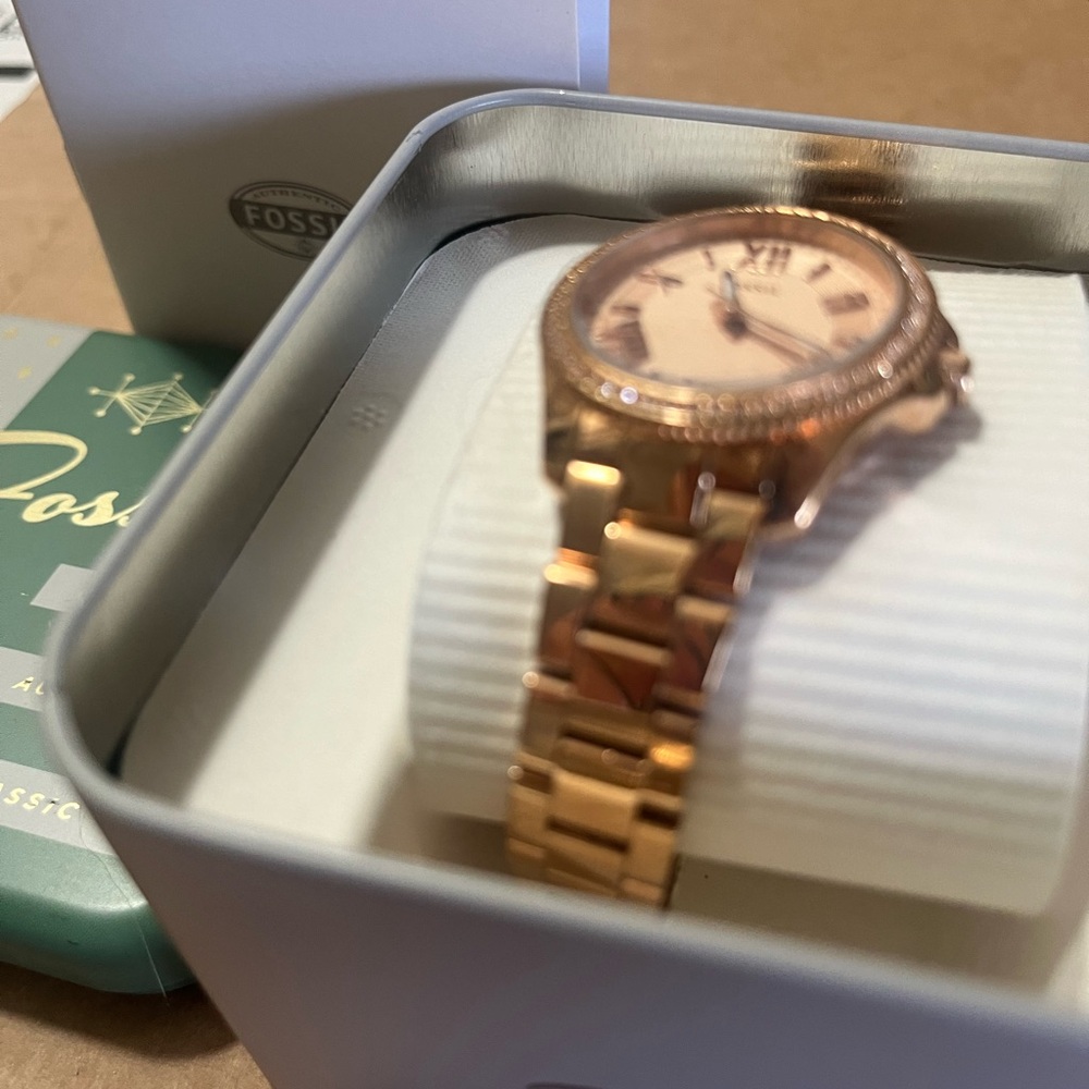 Fossil watch new with tags in original tin packaging! - Picture 2 of 11